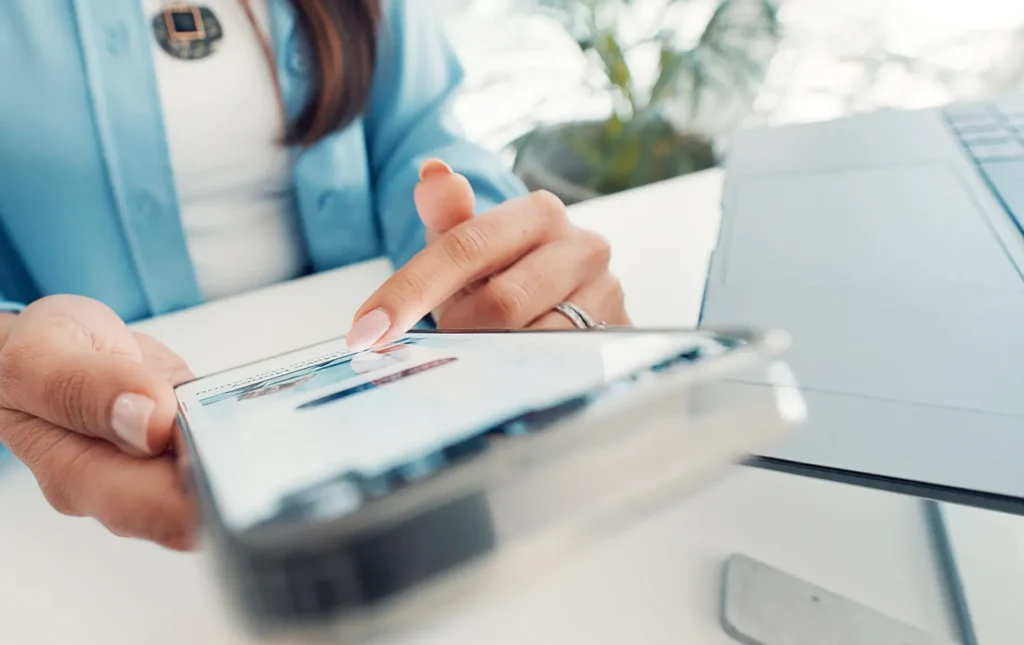 jeune femme sur son téléphone mobile